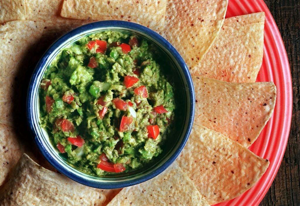 FOOD DIP VEGETABLE APPETIZER AVOCADO DIP MIXTURE TORTILLA CHIPS TEX-MEX MEXICAN TOMATO BOWL COOK