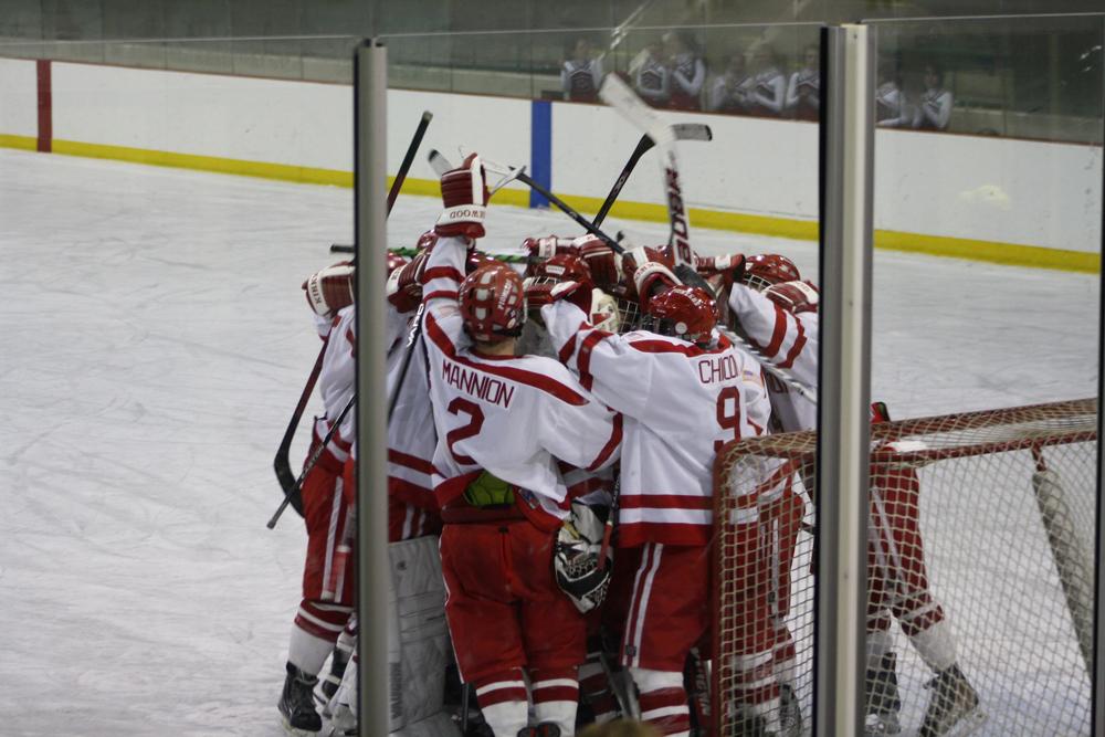 Hockey+team+pays+tribute+to+fallen+Pioneer