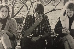 KHS students sitting in the KHS smoking courtyard in 1986.