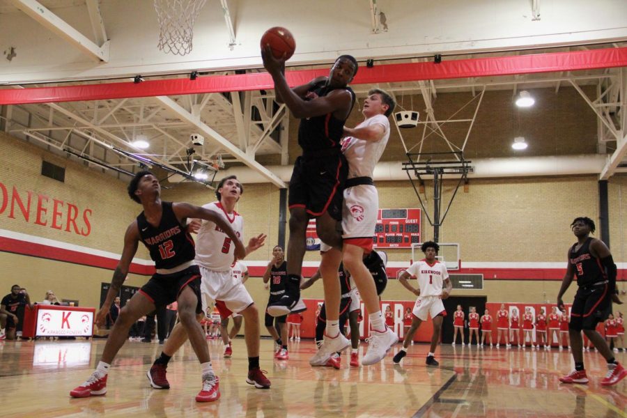 Players of both teams compete to grab the ball.