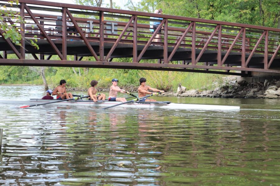 Members+of+St.+Louis+Rowing+Club+%28SLRC%29+go+under+a+bridge+during+practice+on+Sunday%2C+Sept.+22.