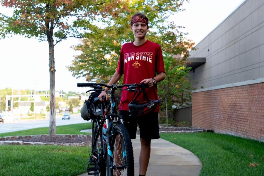 Edwin+Thorpe+stands+outside+of+Dierbergs+next+to+his+bike+he+rode+there.+
