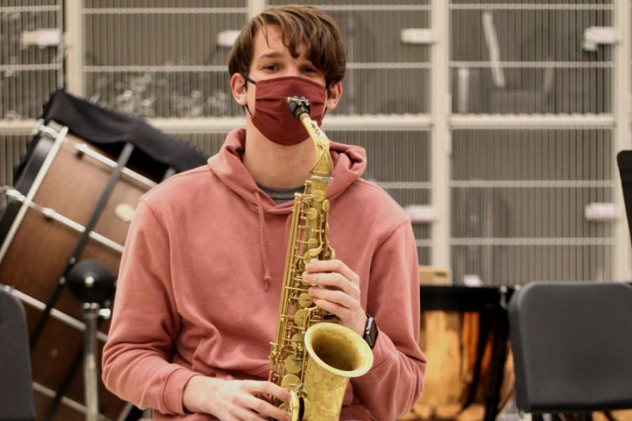 Carter Bowman holds his alto saxophone at jazz band practice.