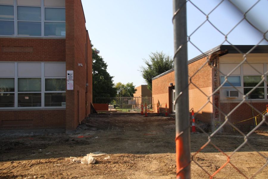 Construction+continues+at+KHS+for+necessary+security+improvements.+Construction+will+continue+until+October+of+2023.